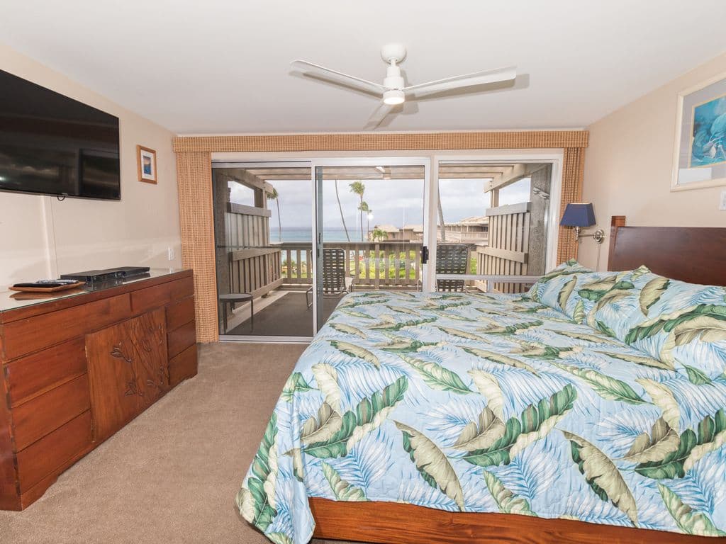 Condo in Lahaina · ★4.0 · 2 bedrooms · 4 beds · 2 baths - Photo 5