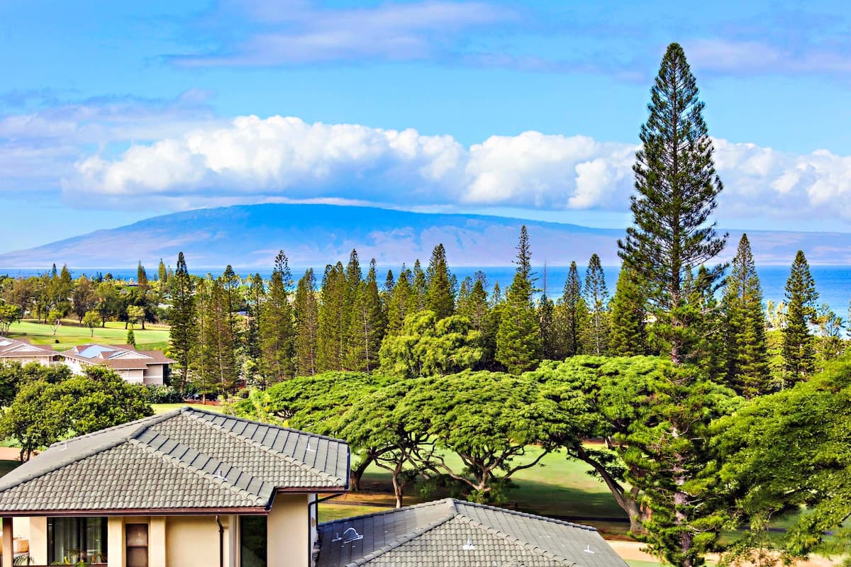 Condo in Lahaina · ★4.3 · 1 bedroom · 2 beds · 2 private baths - Photo 1