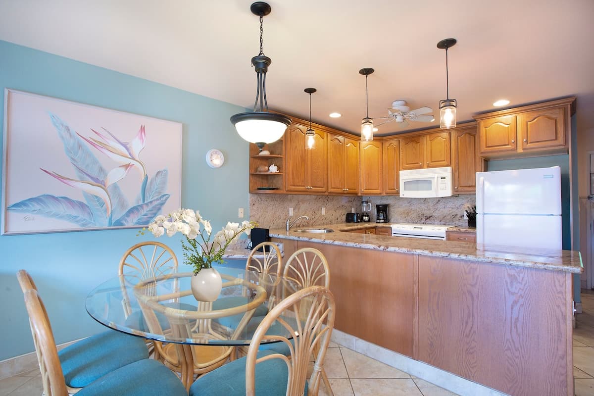Condo in Lahaina · ★4.61 · 2 bedrooms · 4 beds · 2.5 private baths - Photo 5