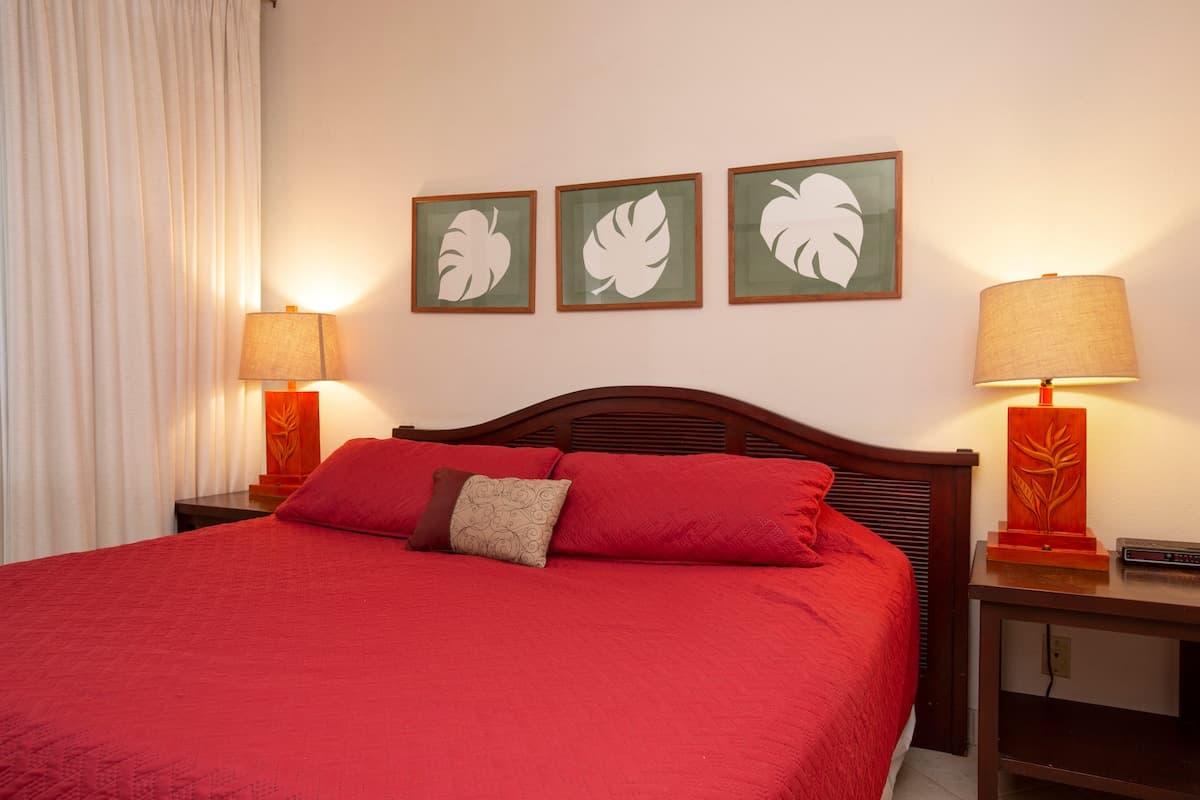 Condo in Lahaina · ★4.6 · 1 bedroom · 2 beds · 2 baths - Photo 5