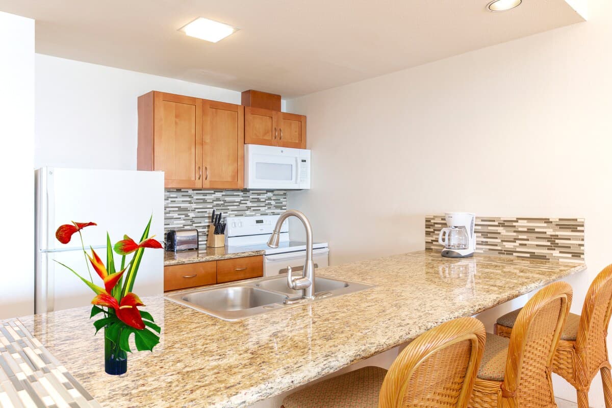 Condo in Lahaina · ★4.6 · 1 bedroom · 2 beds · 2 baths - Photo 4