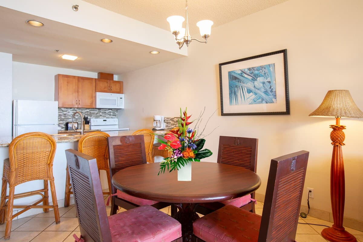 Condo in Lahaina · ★4.6 · 1 bedroom · 2 beds · 2 baths - Photo 3