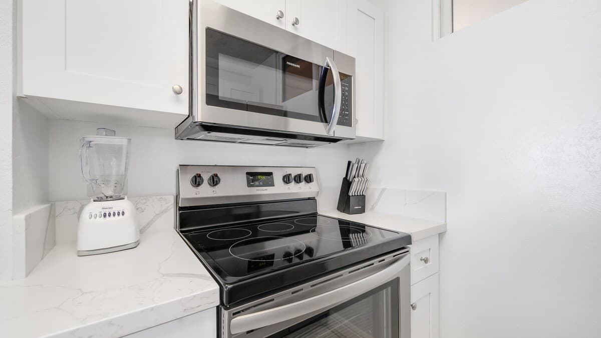 Condo in Lahaina · ★4.8 · 1 bedroom · 2 beds · 1 private bath - Photo 4