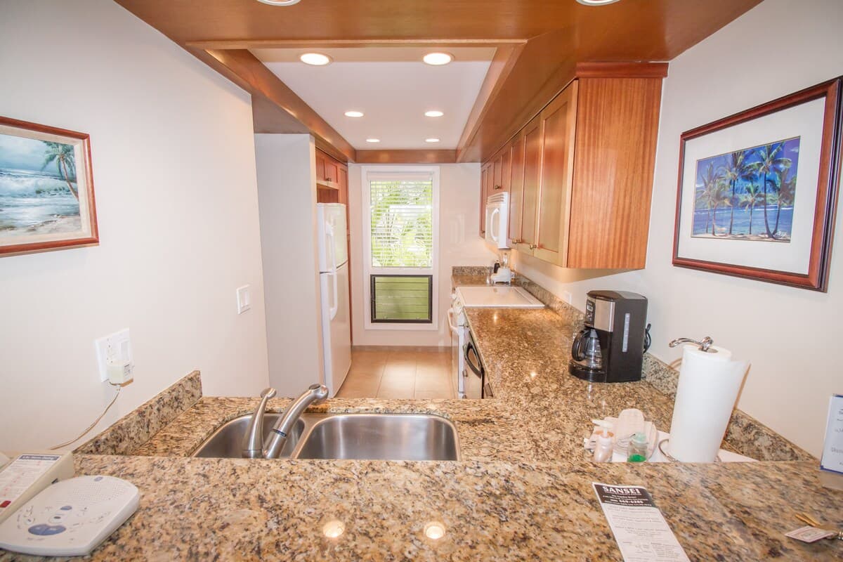 Condo in Lahaina · ★4.59 · 1 bedroom · 2 beds · 2 private baths - Photo 4