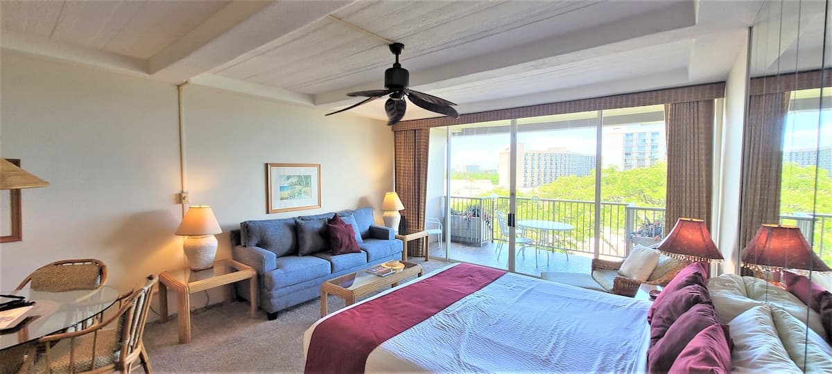 Condo in Lahaina · ★4.67 · 1 bedroom · 2 beds · 1 shared bath - Photo 3