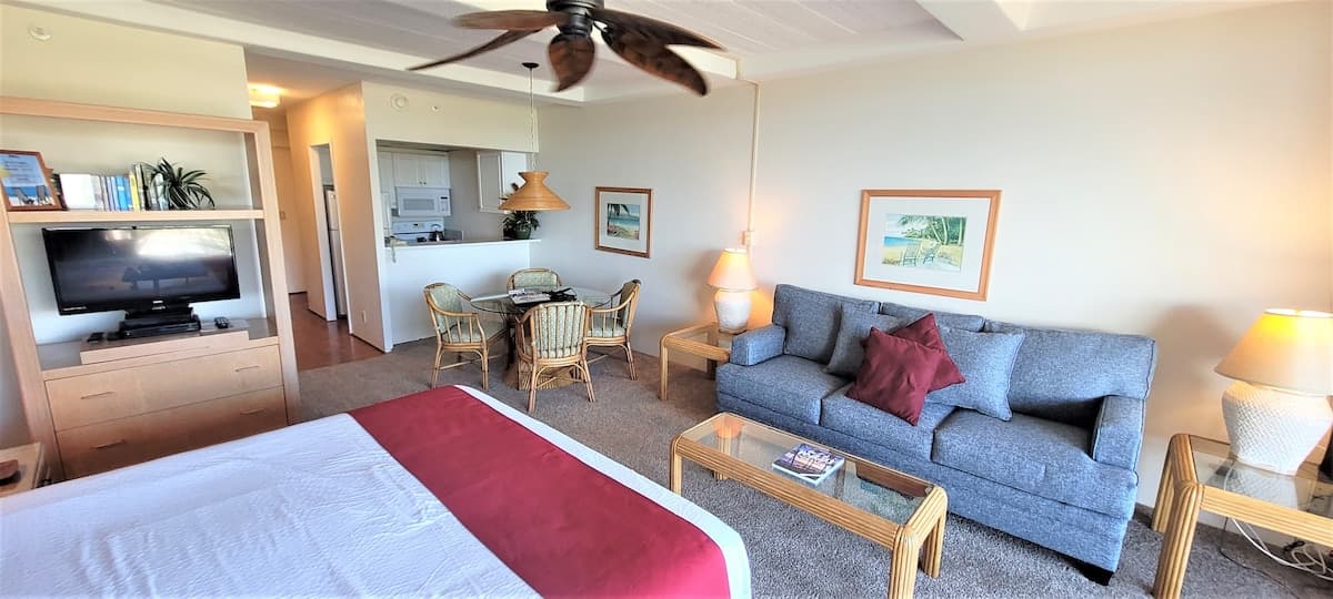 Condo in Lahaina · ★4.67 · 1 bedroom · 2 beds · 1 shared bath - Photo 1