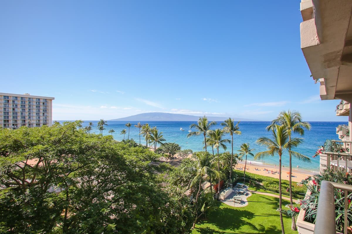 Condo in Lahaina · ★4.67 · 1 bedroom · 2 beds · 1 shared bath - Photo 2