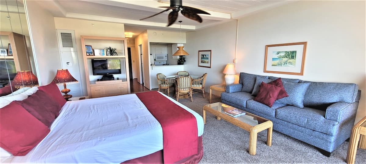 Condo in Lahaina · ★4.67 · 1 bedroom · 2 beds · 1 shared bath - Photo 4