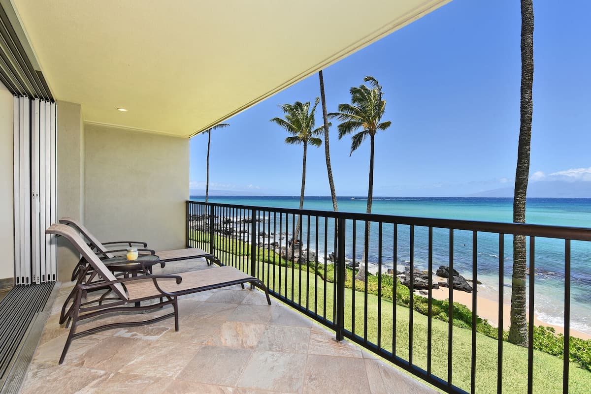 Condo in Lahaina · ★4.33 · 1 bedroom · 1 bed · 2 private baths - Photo 3
