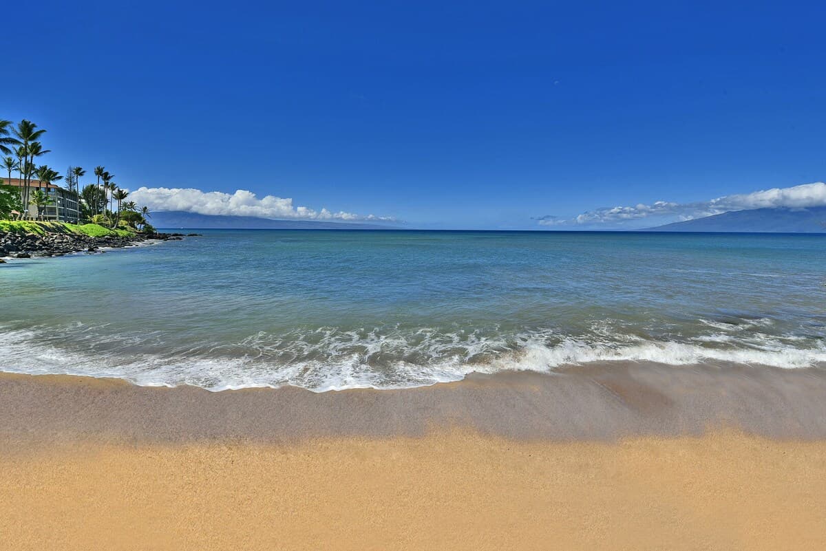 Condo in Lahaina · ★4.33 · 1 bedroom · 1 bed · 2 private baths - Photo 4