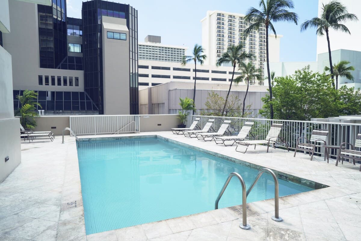 Condo in Honolulu · ★4.66 · 1 bedroom · 3 beds · 2 private baths - Photo 3