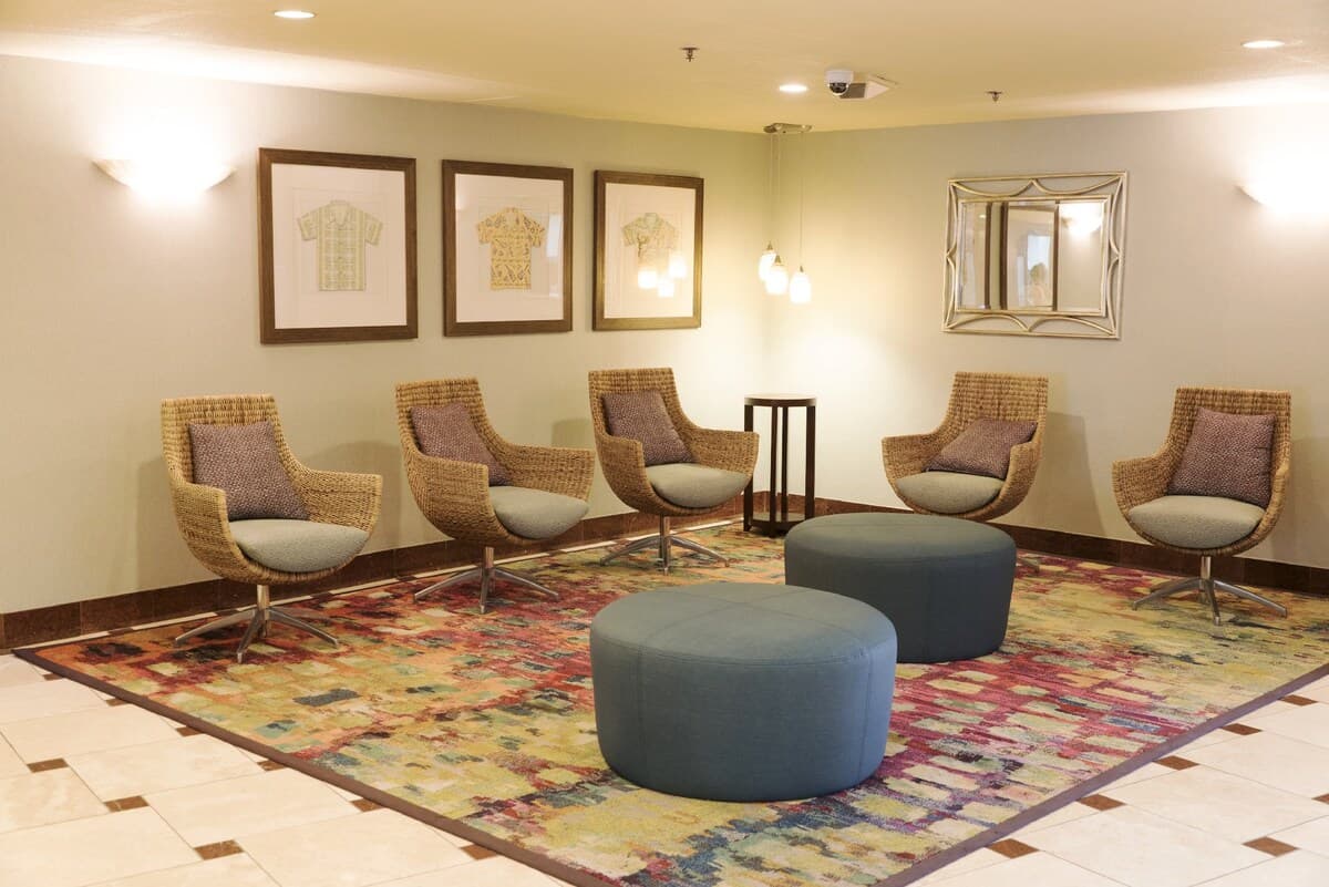 Condo in Honolulu · ★4.66 · 1 bedroom · 3 beds · 2 private baths - Photo 4