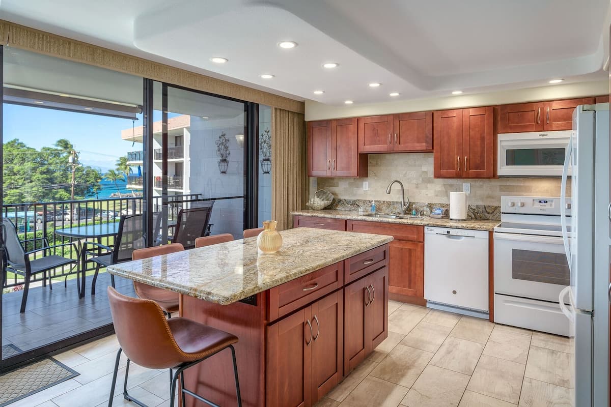 Condo in Kihei · ★4.89 · 2 bedrooms · 3 beds · 2 baths - Photo 3