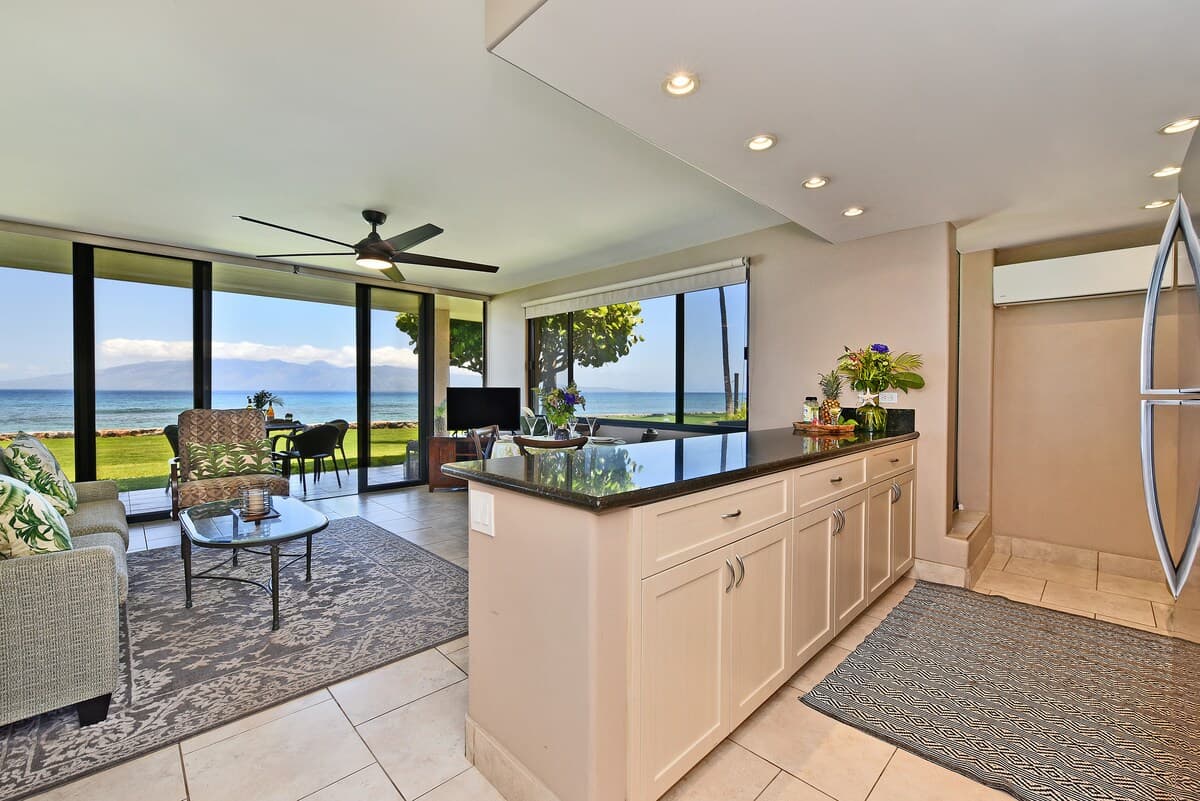 Condo in Lahaina · ★4.84 · 1 bedroom · 2 beds · 1 bath - Photo 4