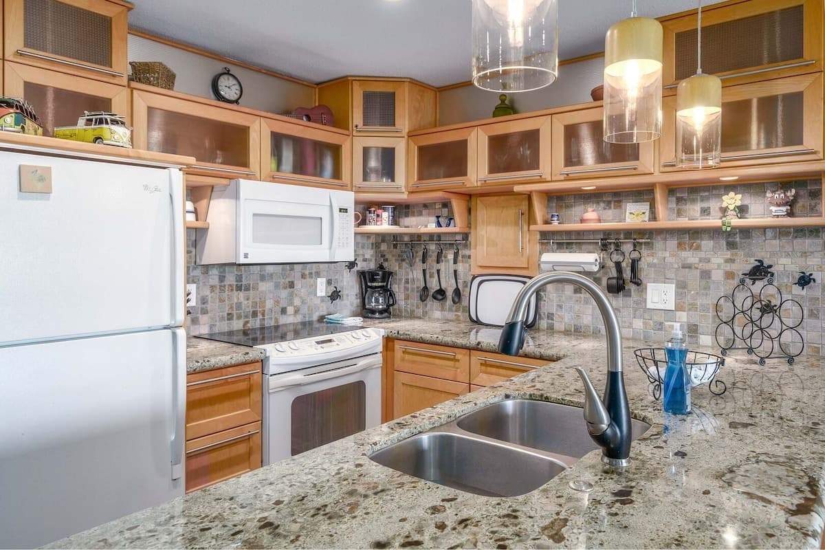 Condo in Kihei · ★4.88 · 1 bedroom · 2 beds · 1 private bath - Photo 3