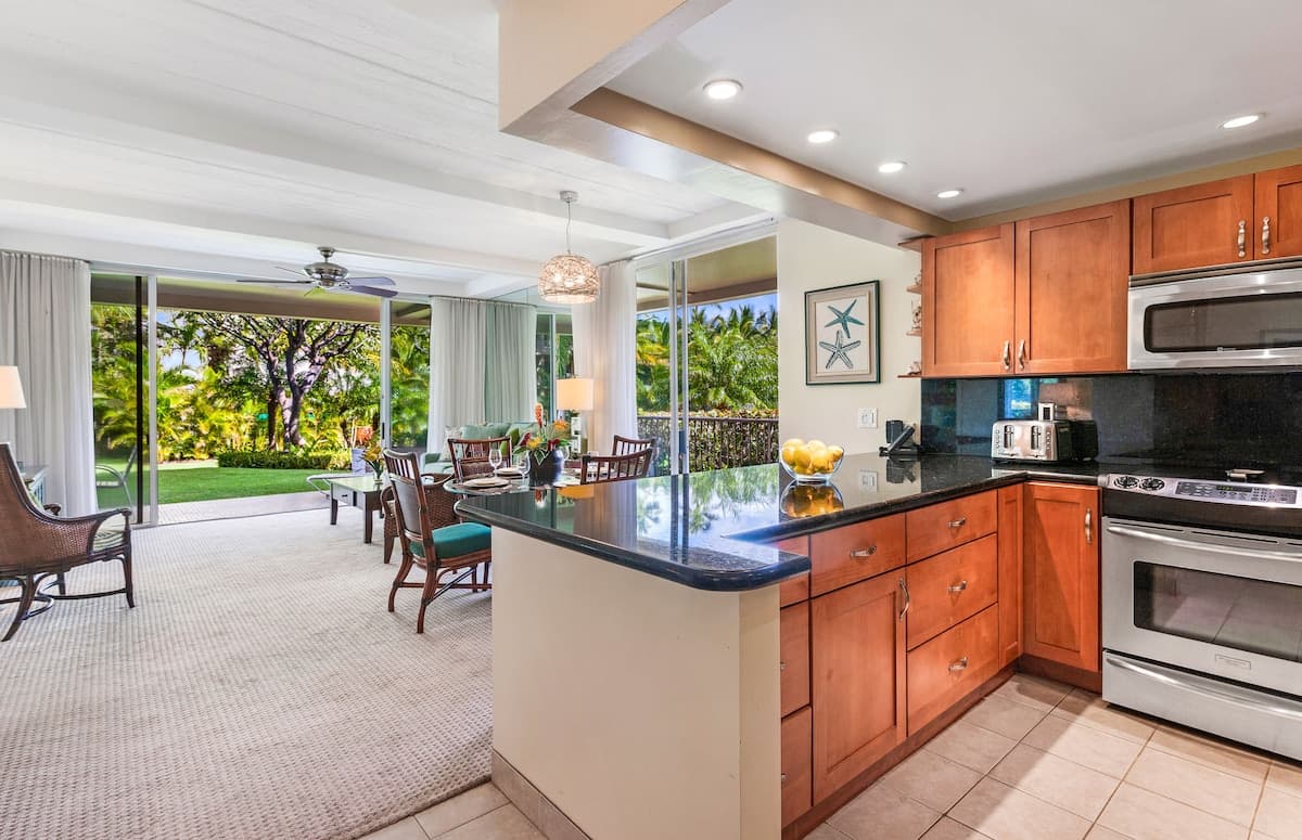 Condo in Lahaina · ★4.95 · 1 bedroom · 2 beds · 2 baths - Photo 4
