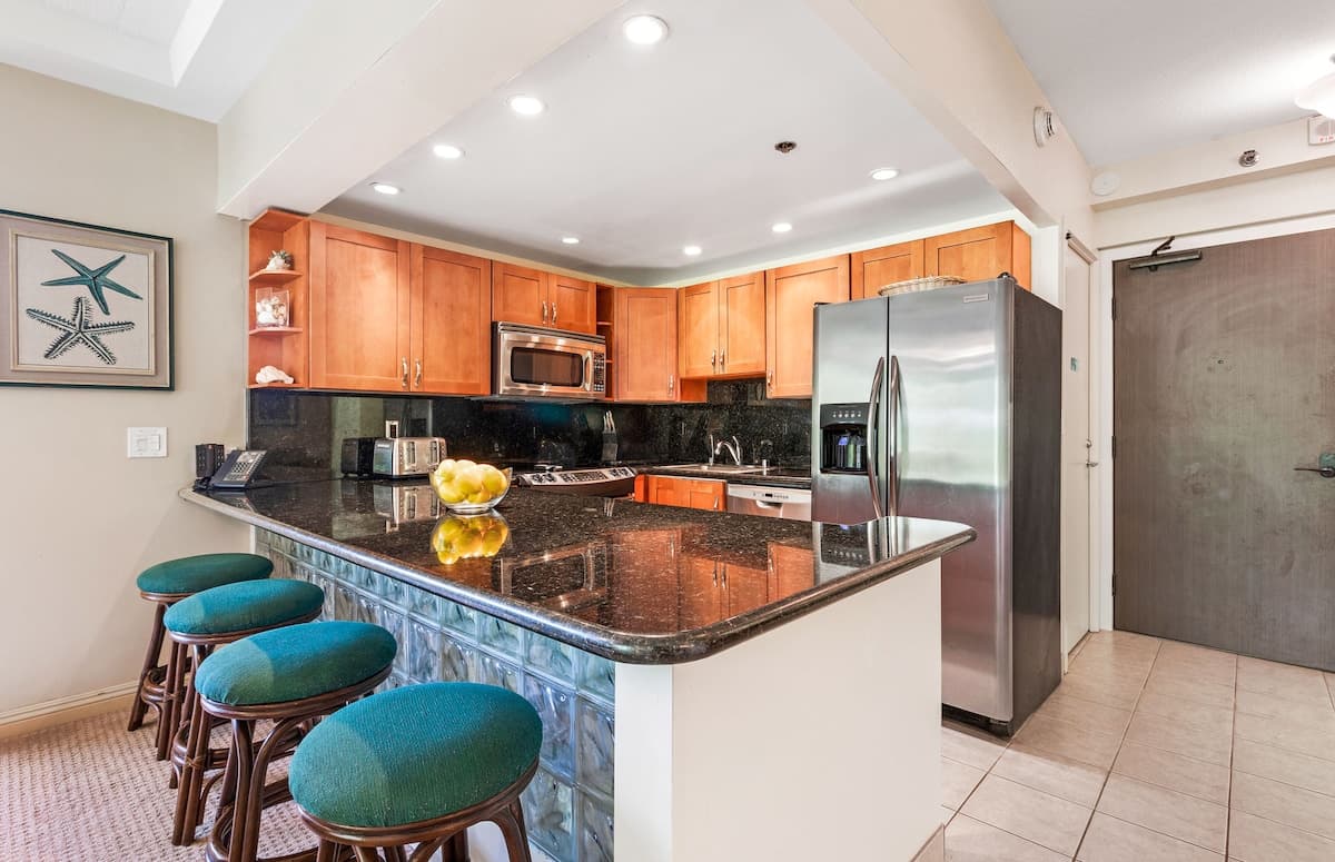 Condo in Lahaina · ★4.95 · 1 bedroom · 2 beds · 2 baths - Photo 5