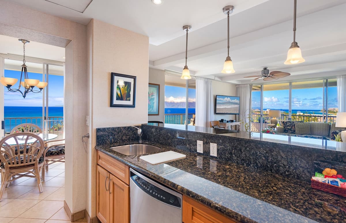 Condo in Lahaina · ★4.9 · 2 bedrooms · 3 beds · 2 baths - Photo 5
