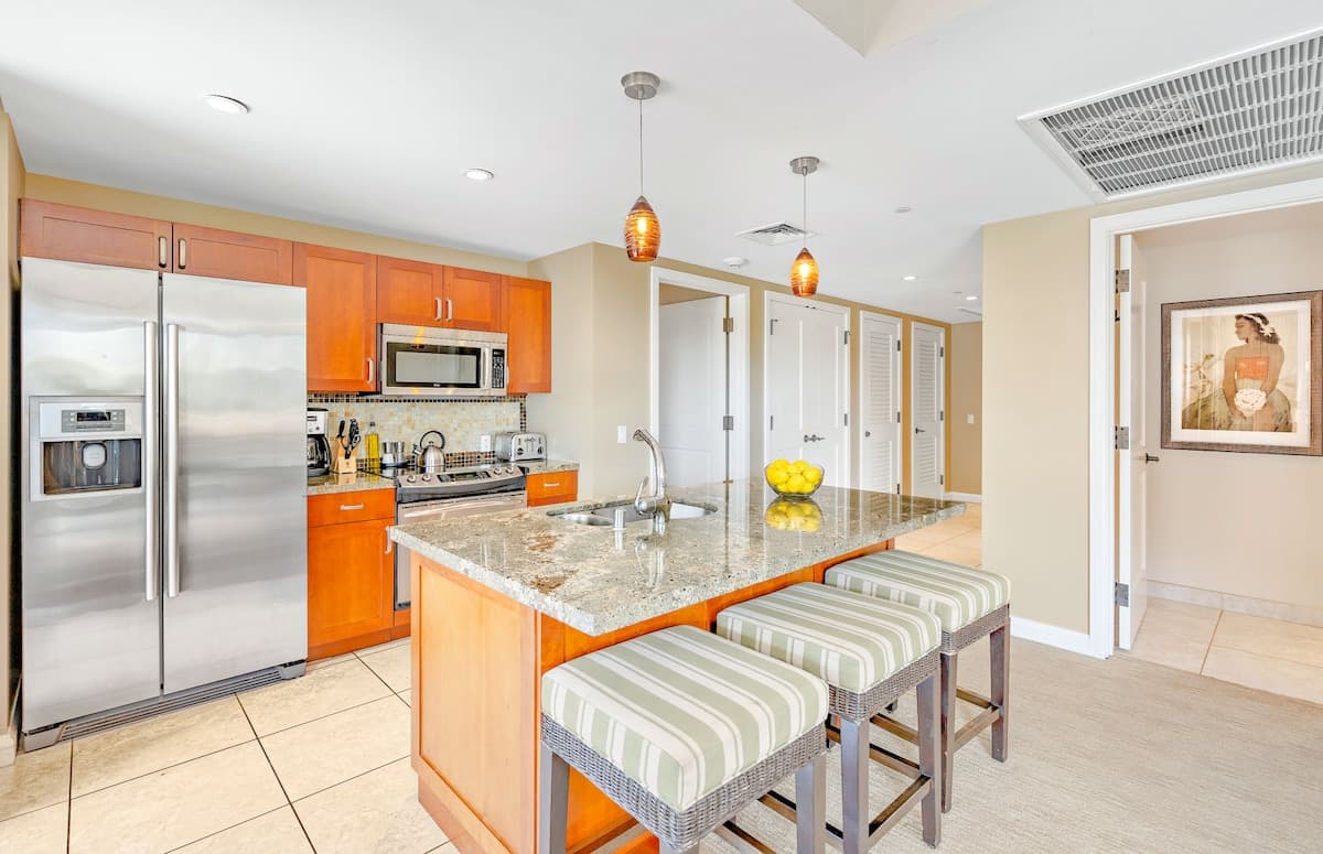 Condo in Lahaina · ★4.92 · 2 bedrooms · 3 beds · 2 baths - Photo 4