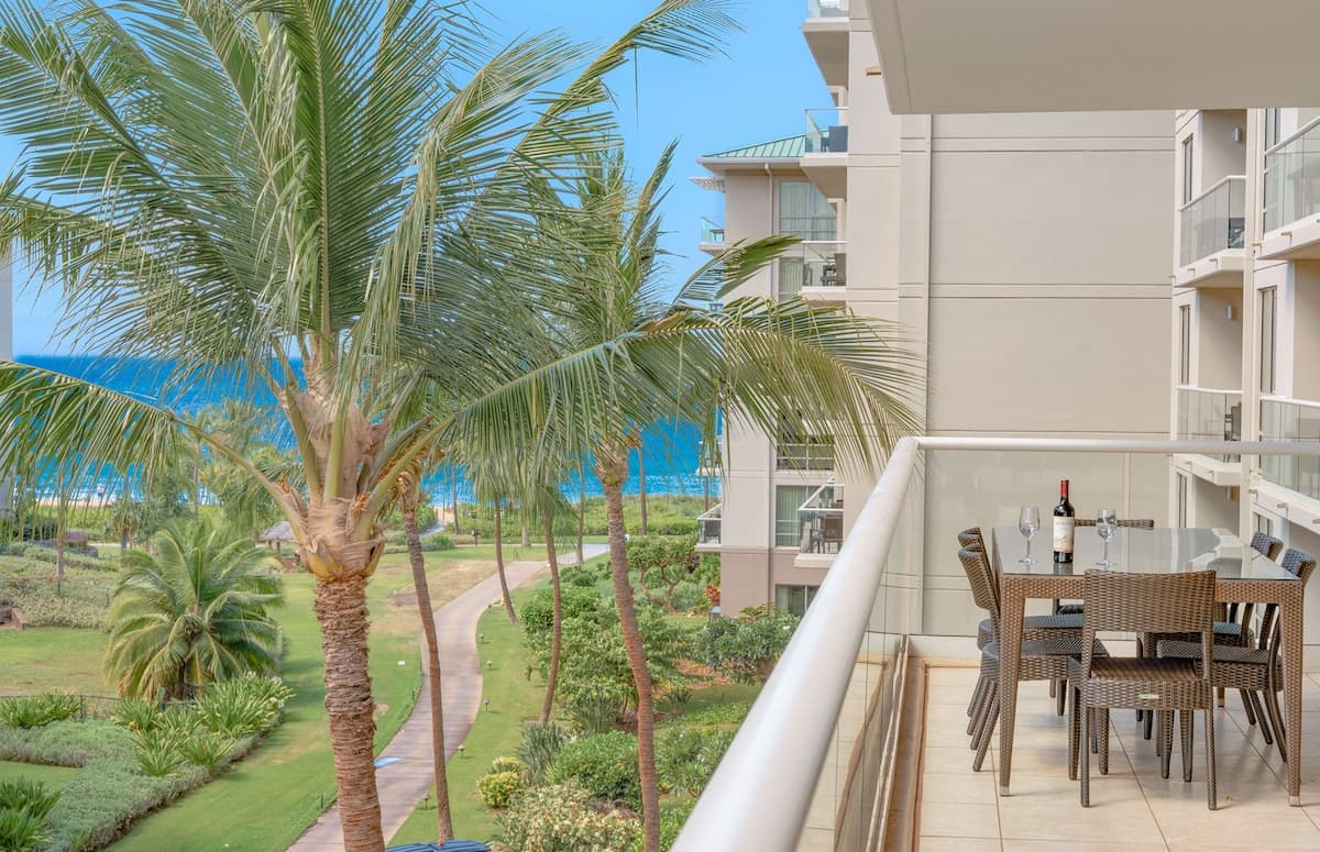 Condo in Lahaina · ★4.92 · 2 bedrooms · 3 beds · 2 baths - Photo 2