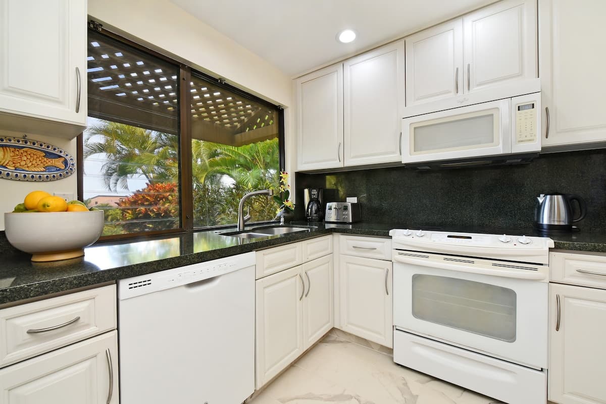 Condo in Kihei · ★4.67 · 1 bedroom · 2 beds · 2 baths - Photo 5
