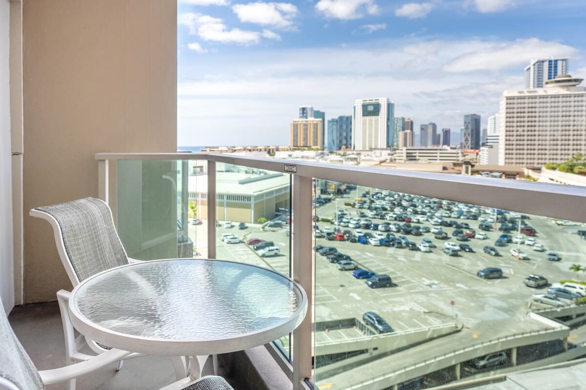 Condo in Honolulu · ★4.11 · 1 bedroom · 1 bed · 1 private bath - Photo 4