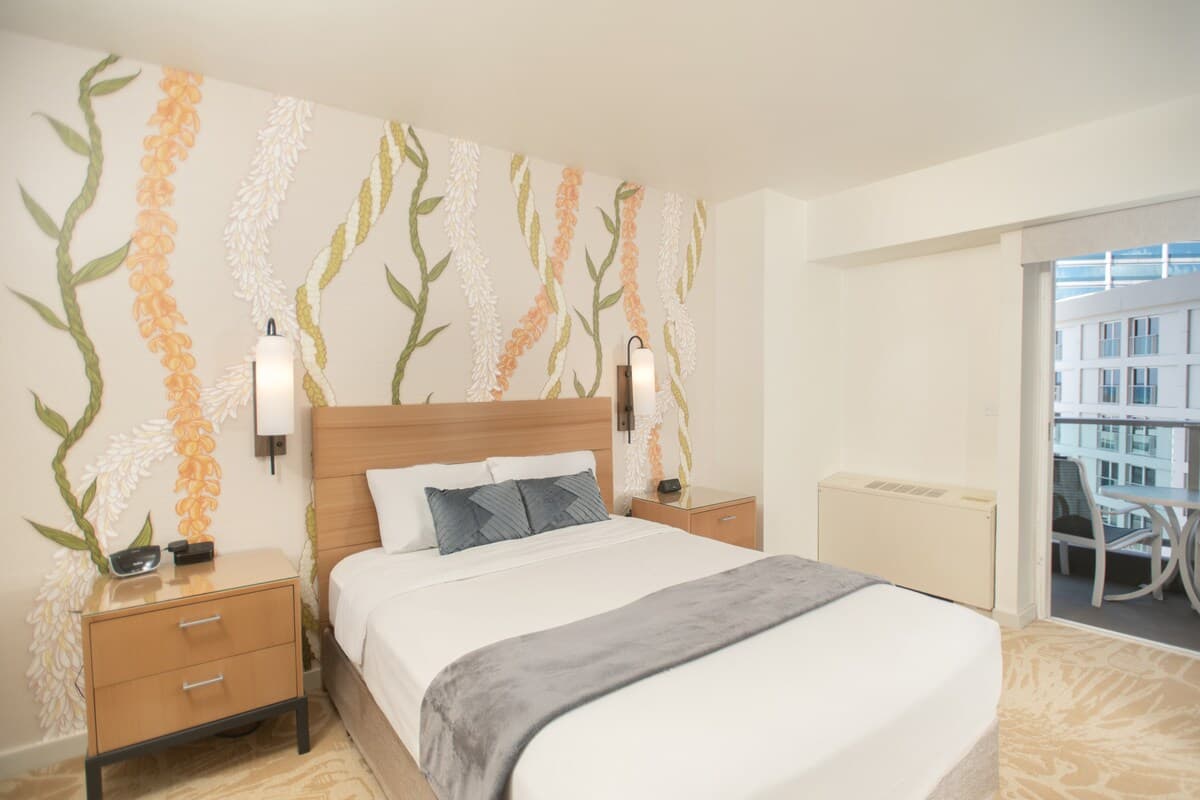 Condo in Honolulu · ★4.11 · 1 bedroom · 1 bed · 1 private bath - Photo 2