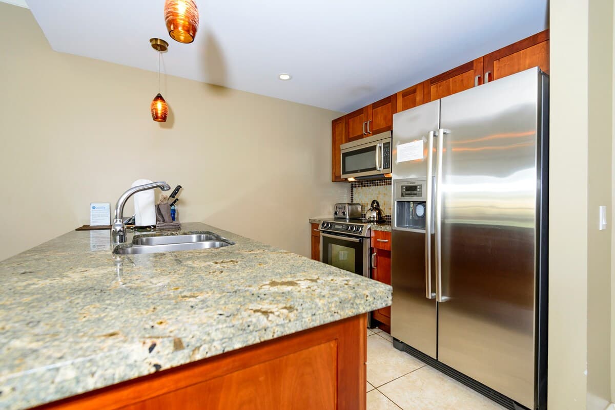 Condo in Lahaina · ★4.69 · 1 bedroom · 2 beds · 1 bath - Photo 5