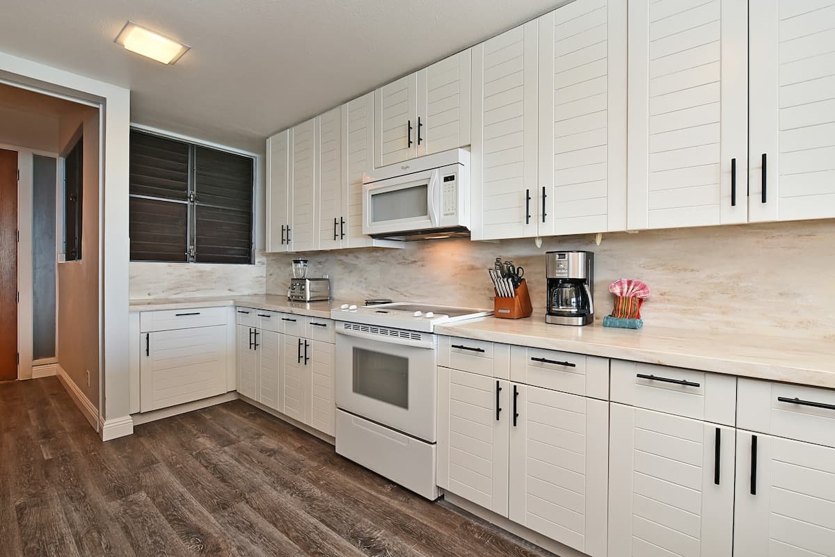 Condo in Lahaina · ★4.65 · 2 bedrooms · 4 beds · 2 baths - Photo 4
