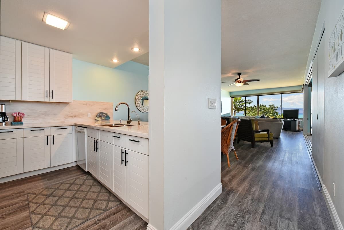 Condo in Lahaina · ★4.65 · 2 bedrooms · 4 beds · 2 baths - Photo 3