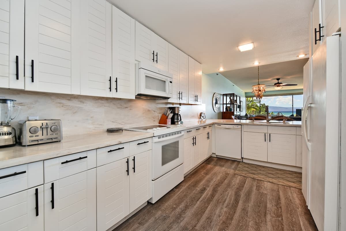 Condo in Lahaina · ★4.65 · 2 bedrooms · 4 beds · 2 baths - Photo 5