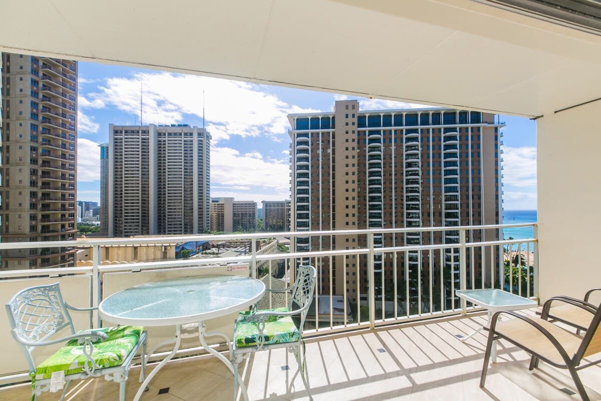 Condo in Honolulu · ★4.91 · 1 bedroom · 2 beds · 1 private bath - Photo 5