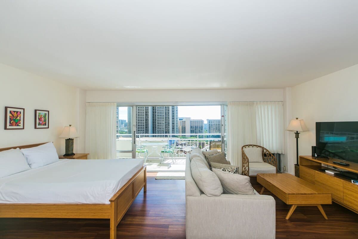 Condo in Honolulu · ★4.91 · 1 bedroom · 2 beds · 1 private bath - Photo 2