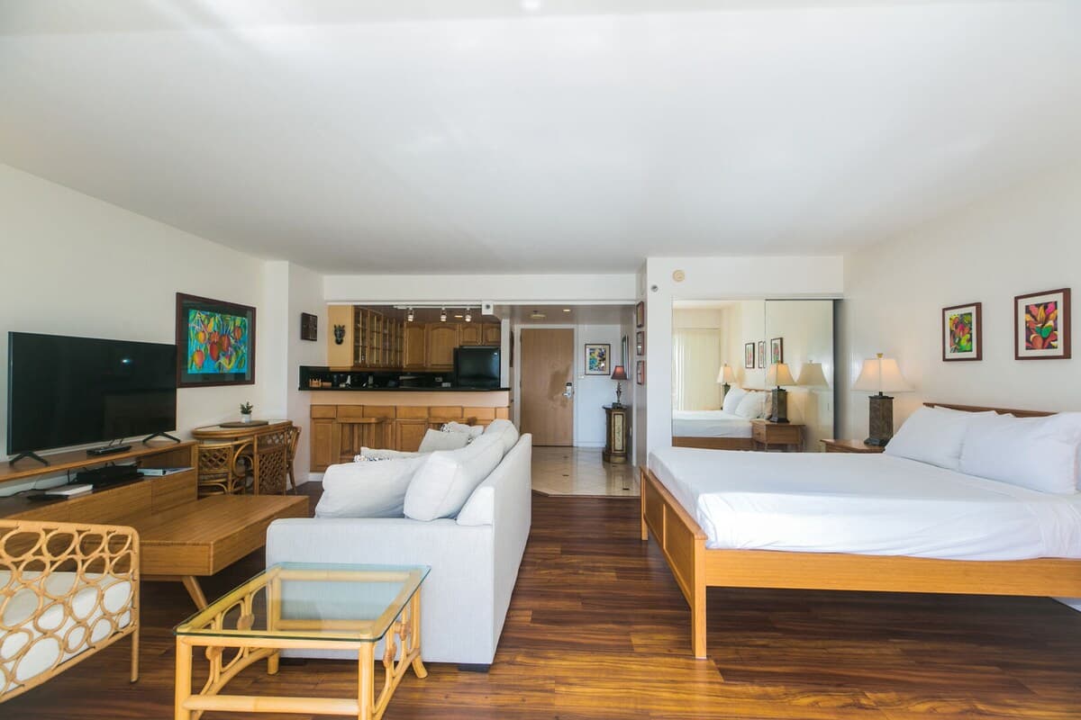 Condo in Honolulu · ★4.91 · 1 bedroom · 2 beds · 1 private bath - Photo 4