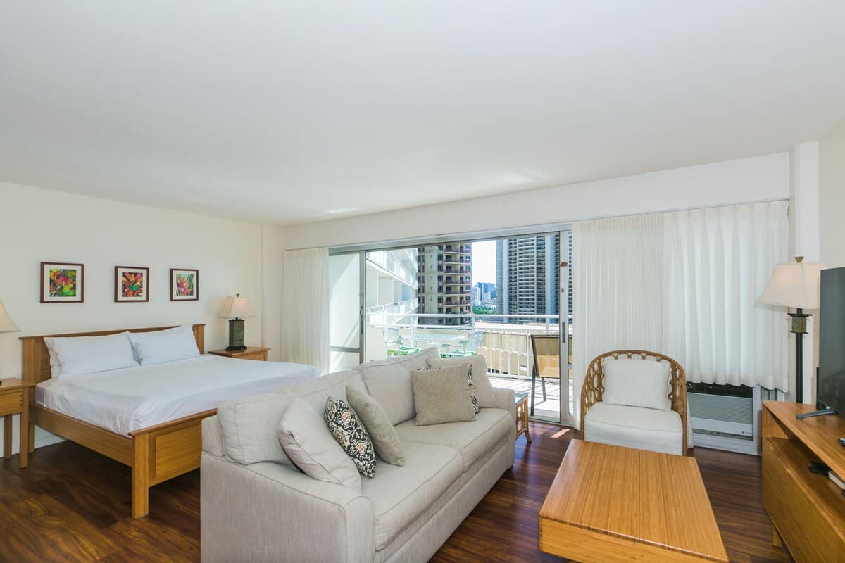 Condo in Honolulu · ★4.91 · 1 bedroom · 2 beds · 1 private bath - Photo 1