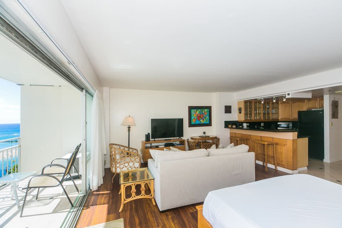 Condo in Honolulu · ★4.91 · 1 bedroom · 2 beds · 1 private bath - Photo 3