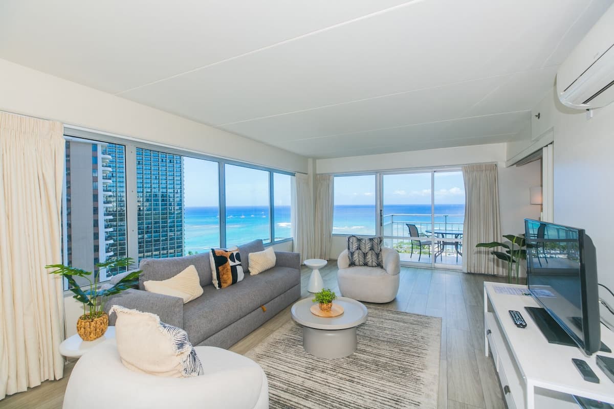 Condo in Honolulu · ★4.77 · 2 bedrooms · 3 beds · 2 private baths - Photo 1