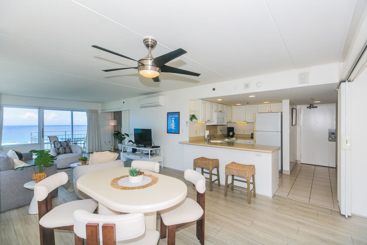 Condo in Honolulu · ★4.77 · 2 bedrooms · 3 beds · 2 private baths - Photo 4