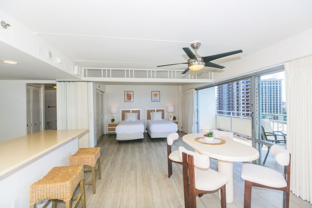 Condo in Honolulu · ★4.77 · 2 bedrooms · 3 beds · 2 private baths - Photo 5