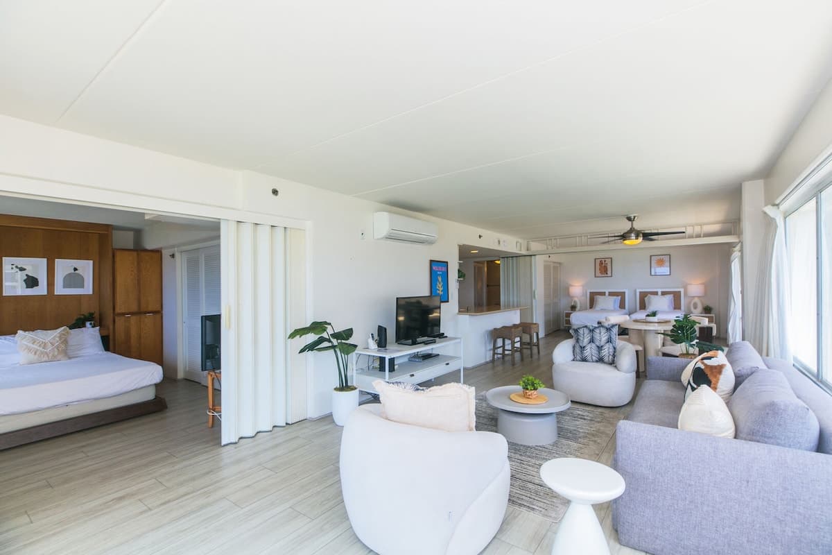 Condo in Honolulu · ★4.77 · 2 bedrooms · 3 beds · 2 private baths - Photo 2