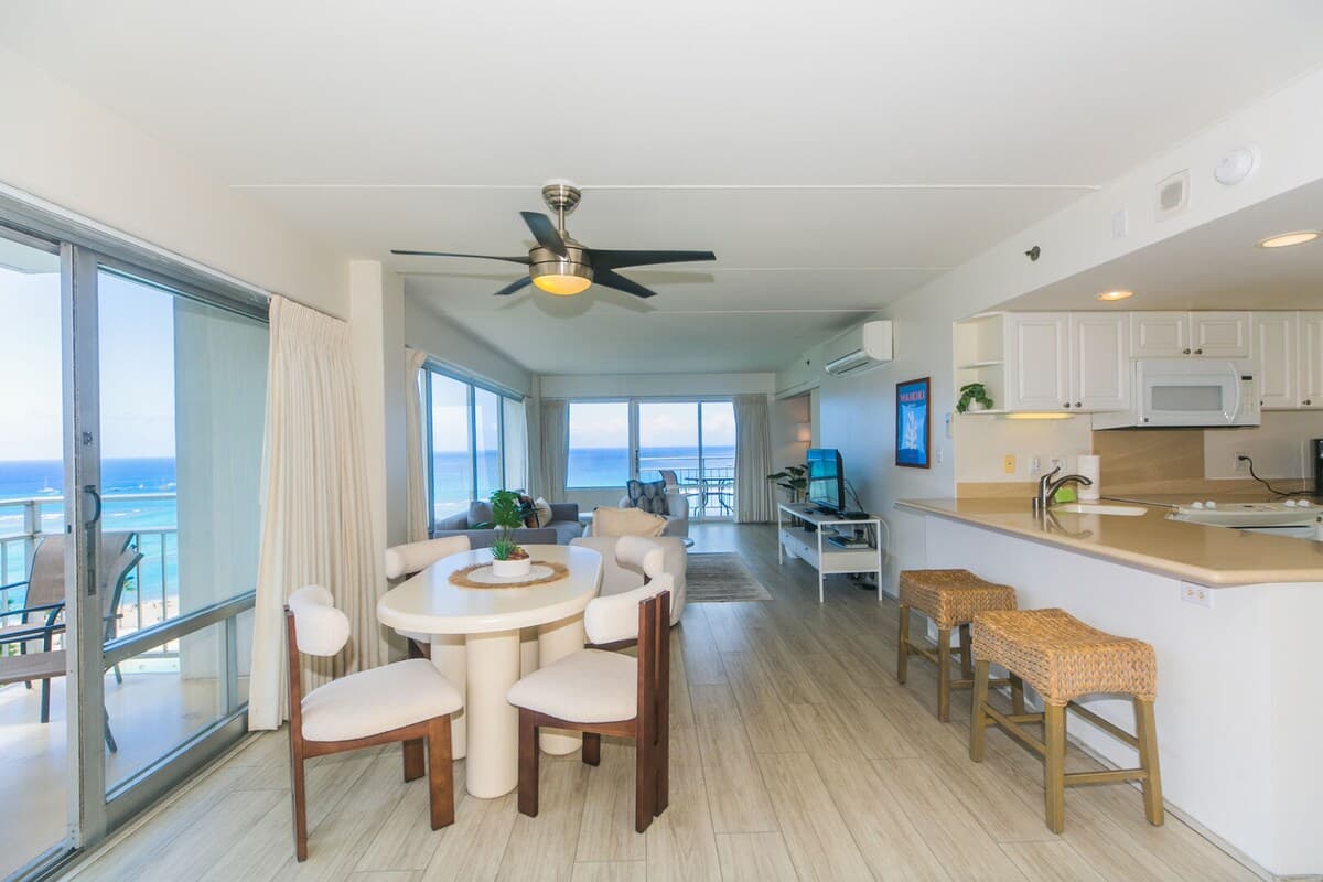 Condo in Honolulu · ★4.77 · 2 bedrooms · 3 beds · 2 private baths - Photo 3