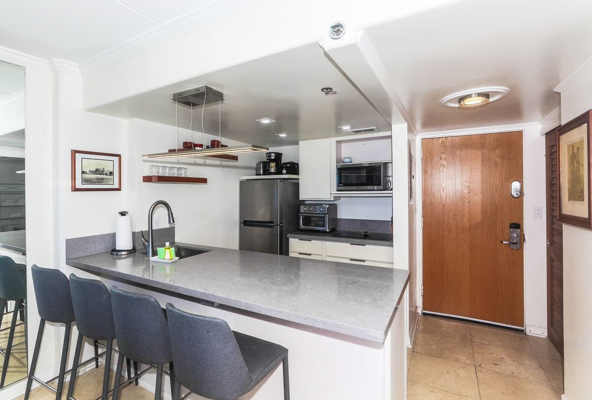 Condo in Honolulu · ★4.5 · 1 bedroom · 3 beds · 1 private bath - Photo 5