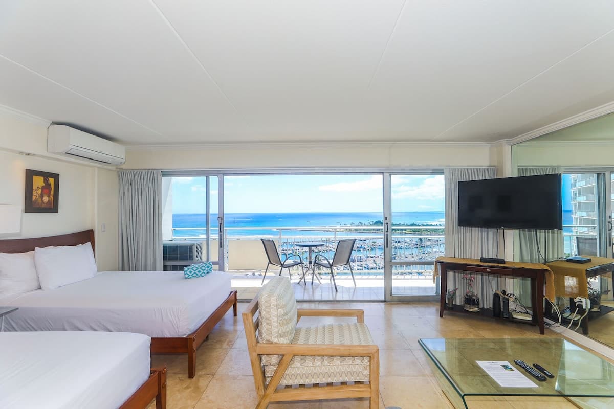 Condo in Honolulu · ★4.5 · 1 bedroom · 3 beds · 1 private bath - Photo 1