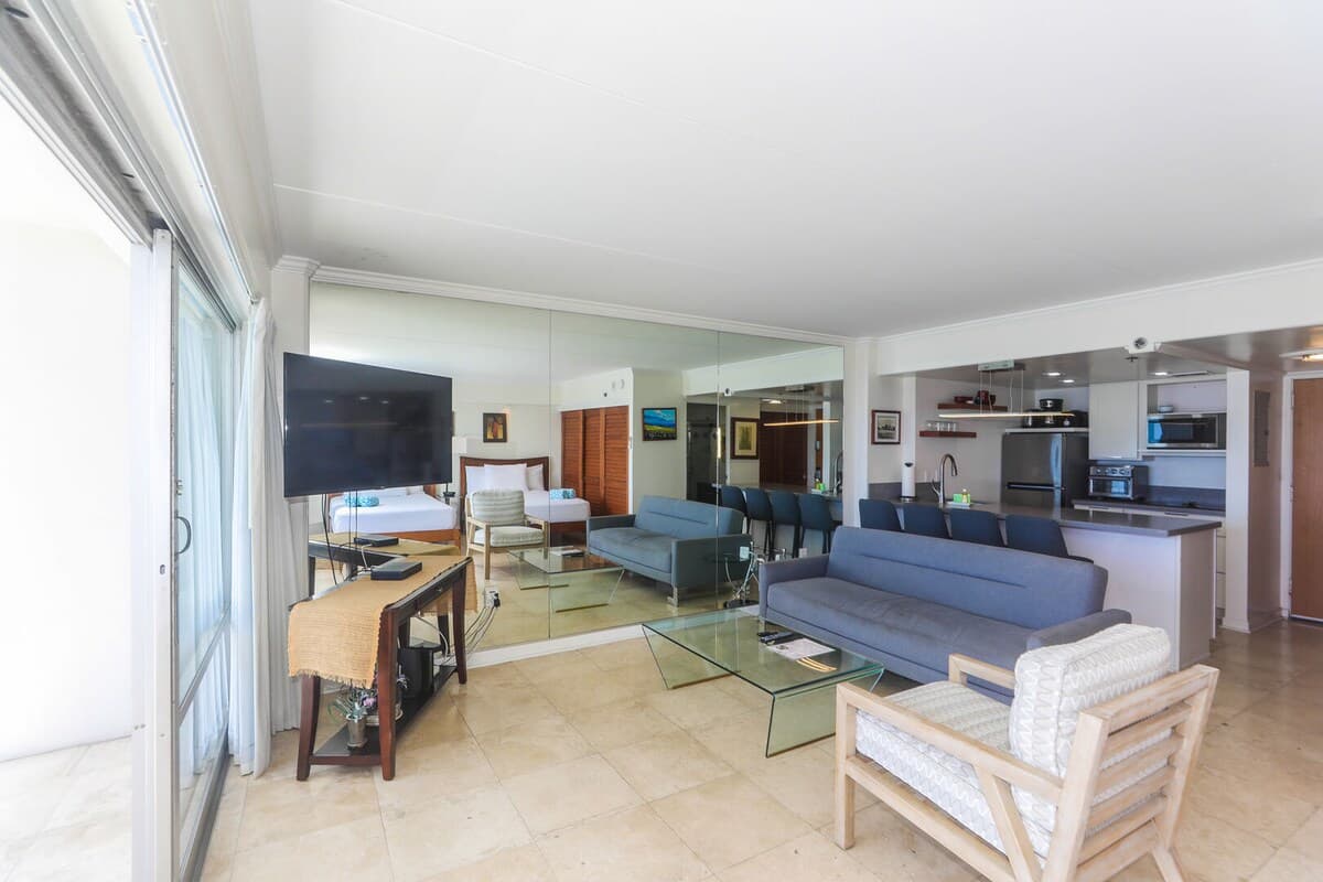 Condo in Honolulu · ★4.5 · 1 bedroom · 3 beds · 1 private bath - Photo 2