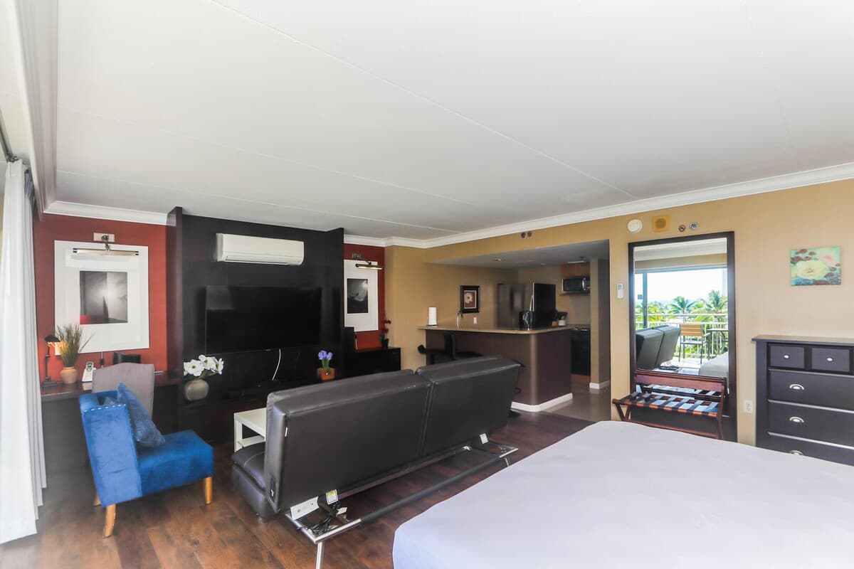 Condo in Honolulu · ★4.75 · 1 bedroom · 2 beds · 1 private bath - Photo 4