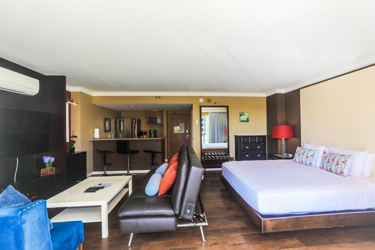 Condo in Honolulu · ★4.75 · 1 bedroom · 2 beds · 1 private bath - Photo 2