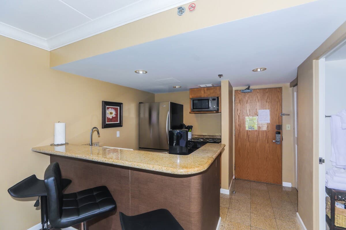 Condo in Honolulu · ★4.75 · 1 bedroom · 2 beds · 1 private bath - Photo 5