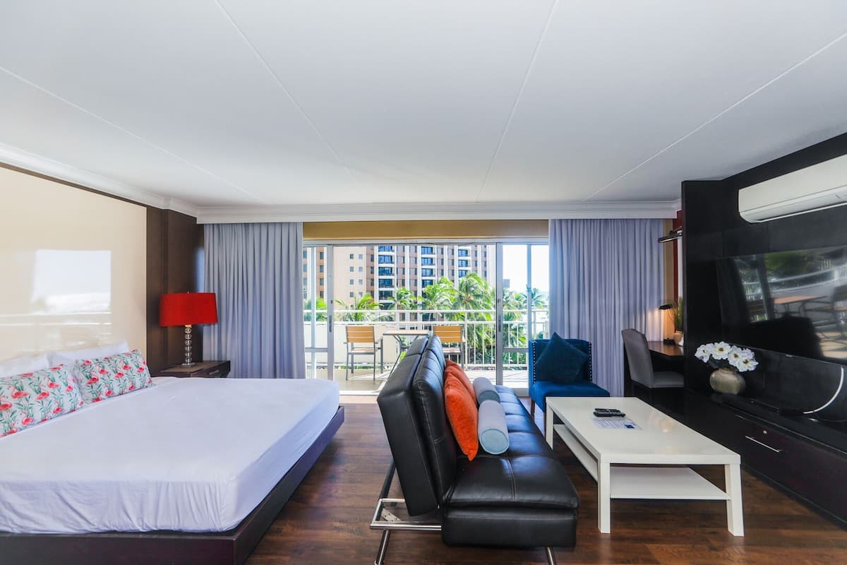 Condo in Honolulu · ★4.75 · 1 bedroom · 2 beds · 1 private bath - Photo 1
