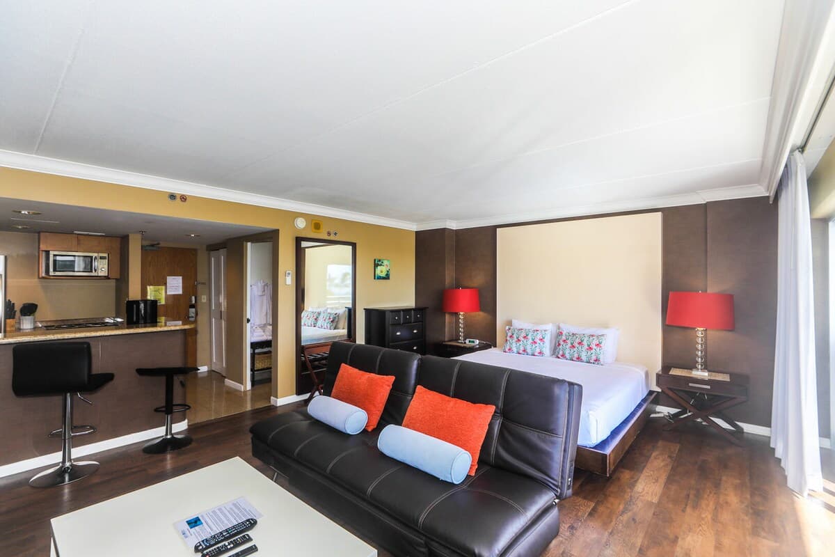 Condo in Honolulu · ★4.75 · 1 bedroom · 2 beds · 1 private bath - Photo 3