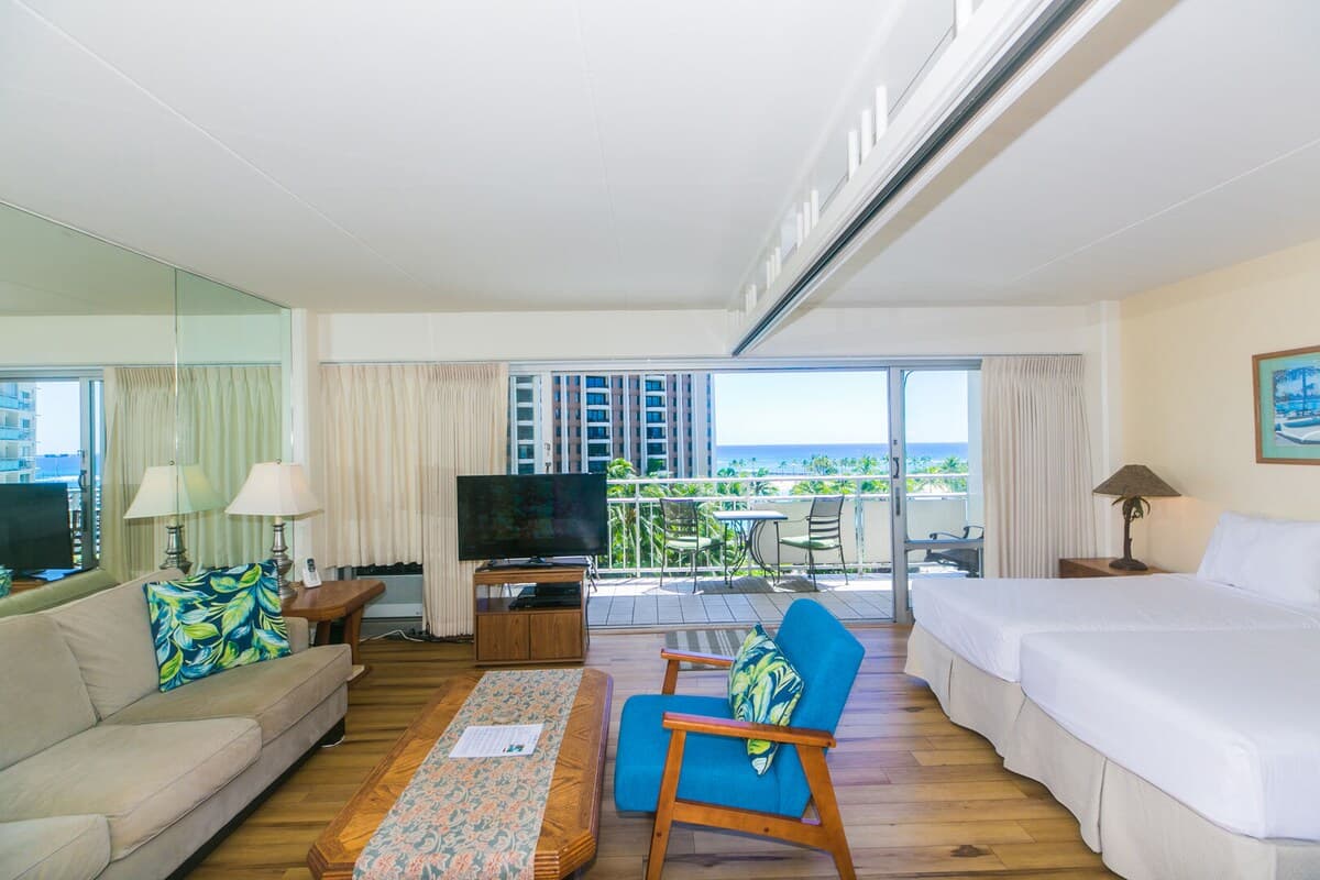 Condo in Honolulu · ★4.71 · 1 bedroom · 2 beds · 1 private bath - Photo 4